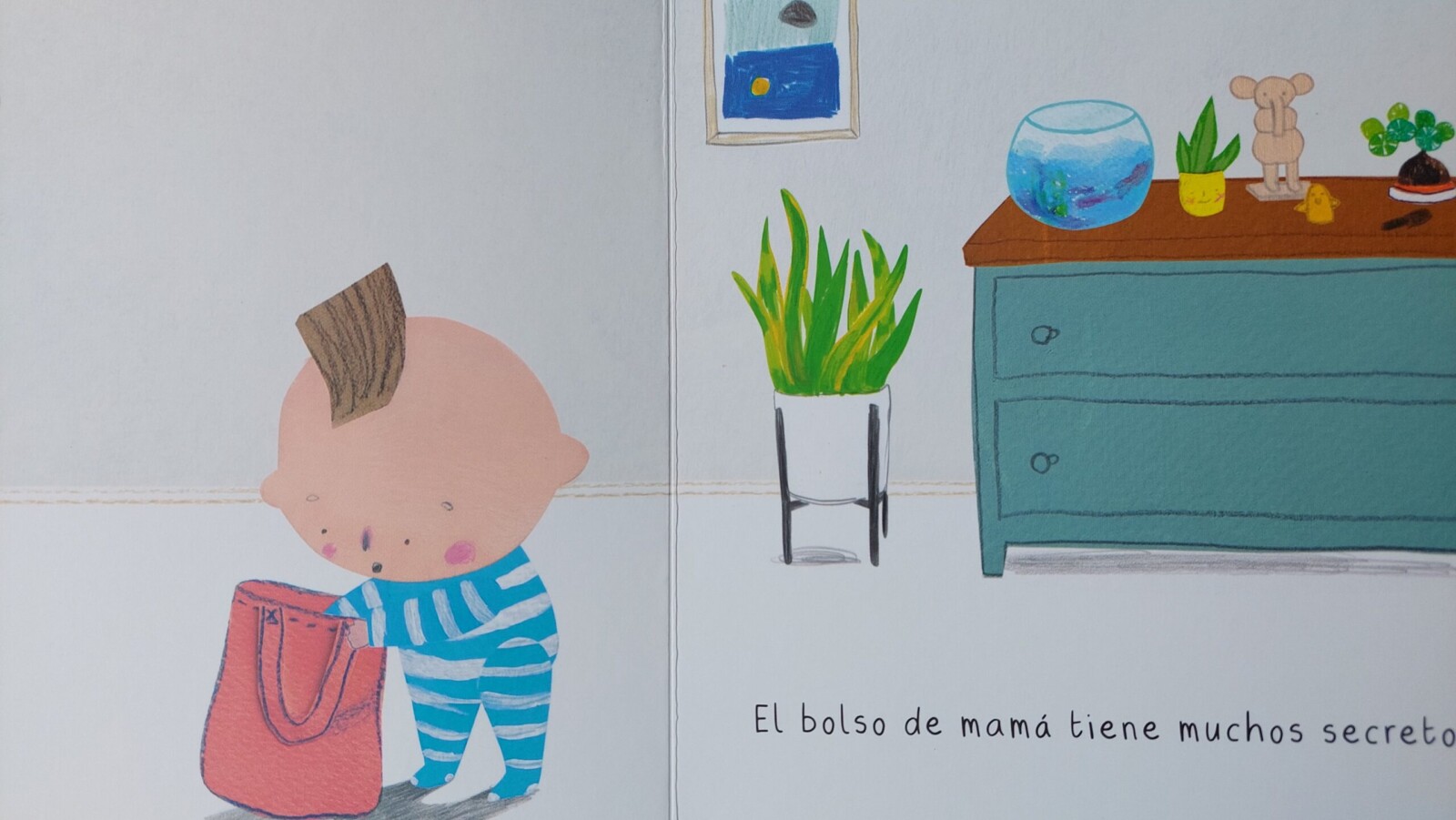 Curioso infante explora el bolso rojo de mamá