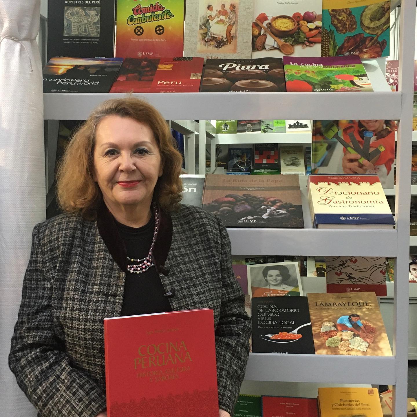 Escritora peruana presenta su libro de cocina