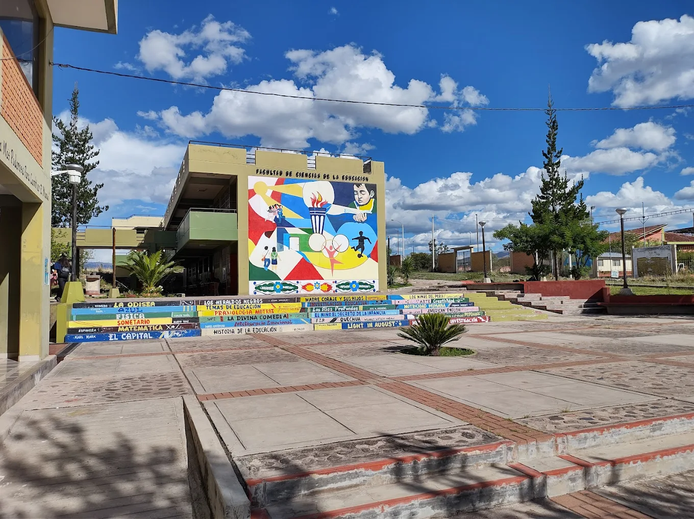 Fachada colorida en la Universidad San Cristóbal de Huamanga