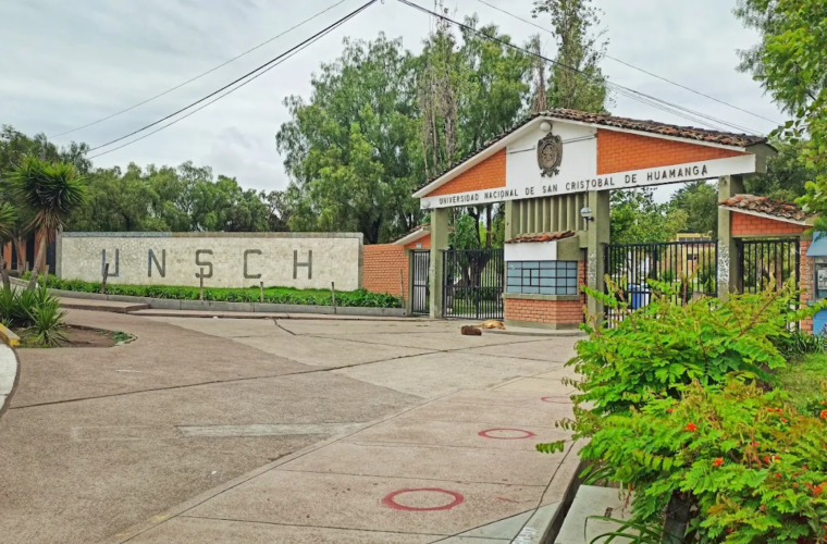 Fachada principal de la UNSCH en Huamanga
