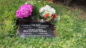 Flores sobre la lápida de Fernando Belaúnde Terry