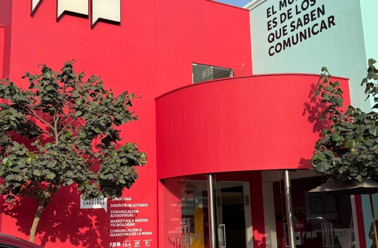 Instituto Peruano de Publicidad: Fachada vibrante y moderna