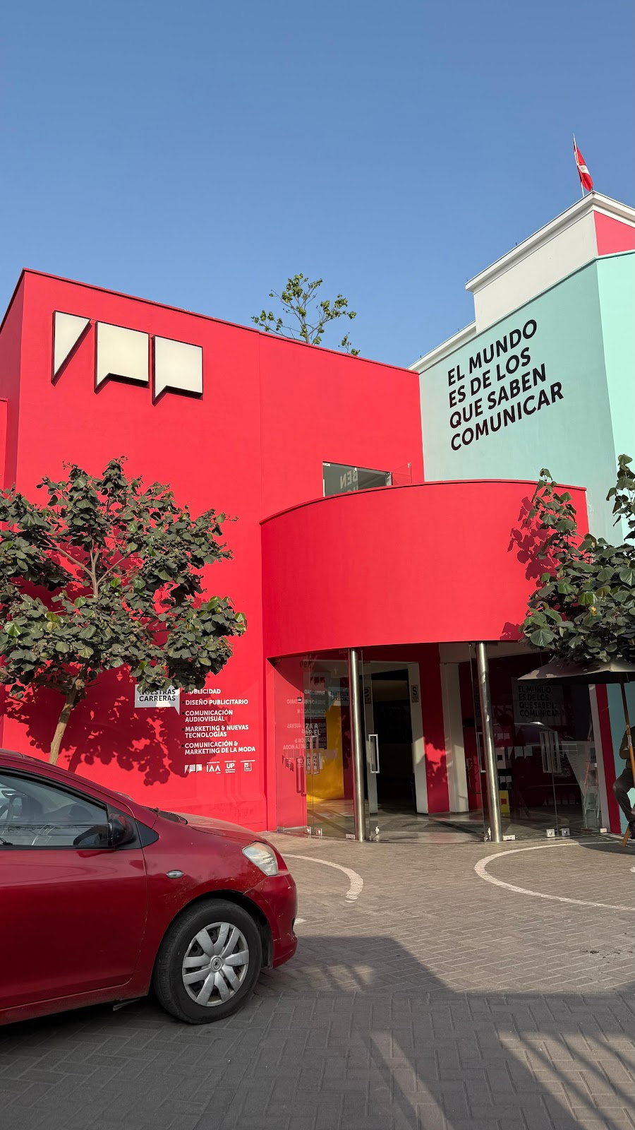 Instituto Peruano de Publicidad: Fachada vibrante y moderna