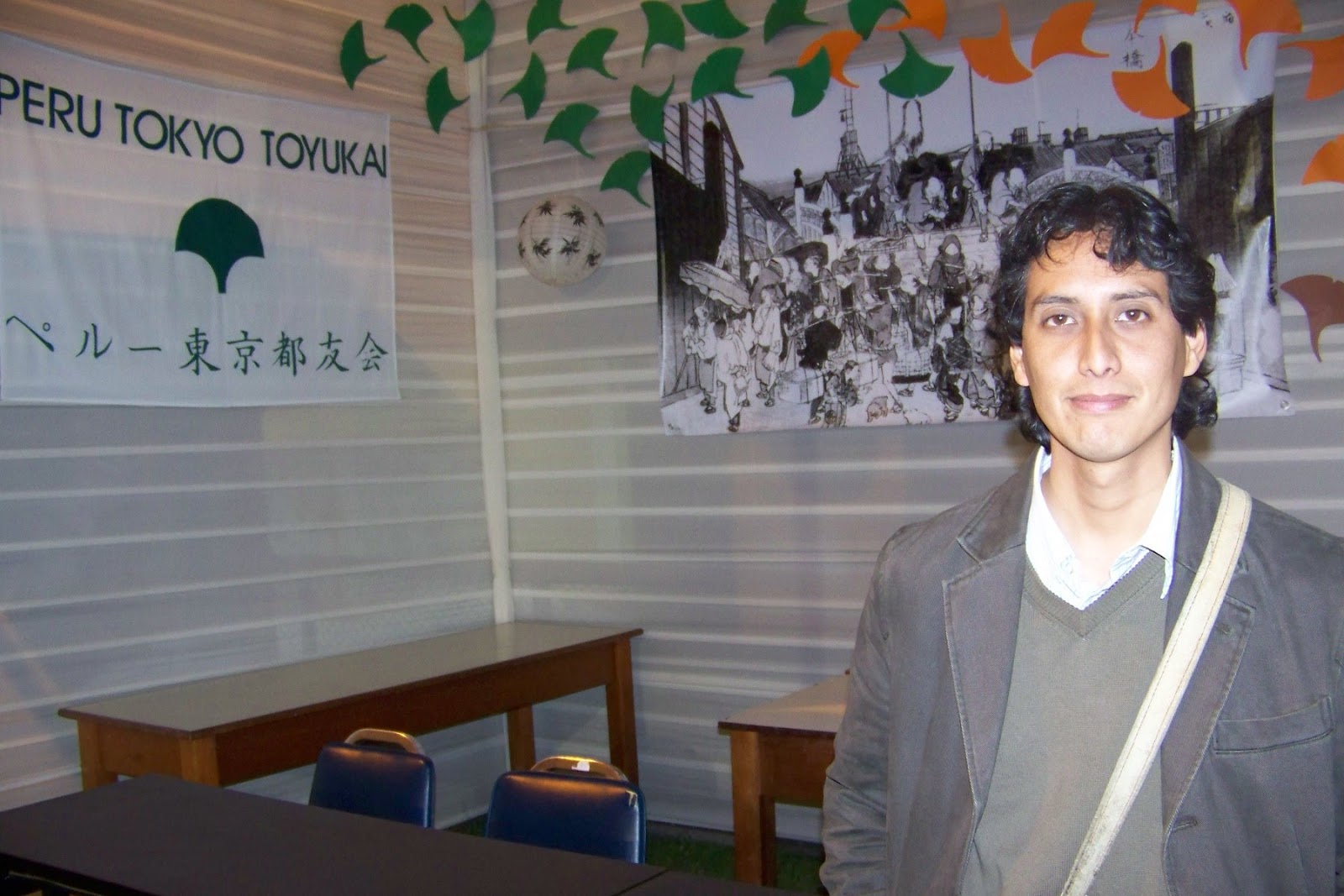 Joven con saco frente a decoración festiva