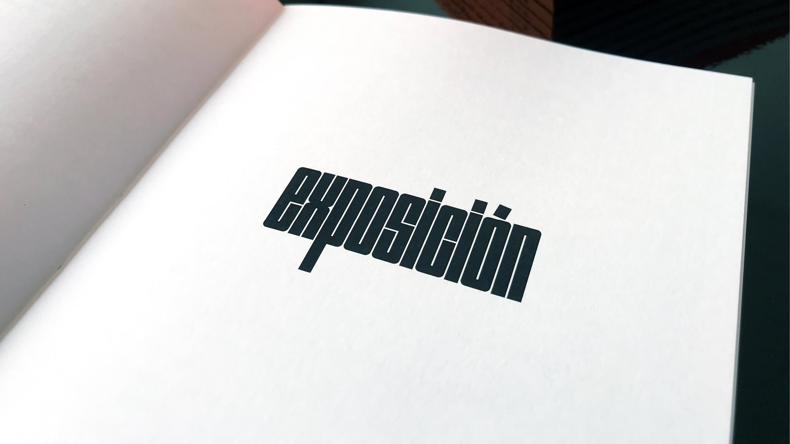 Letras gruesas sobre papel blanco: una muestra