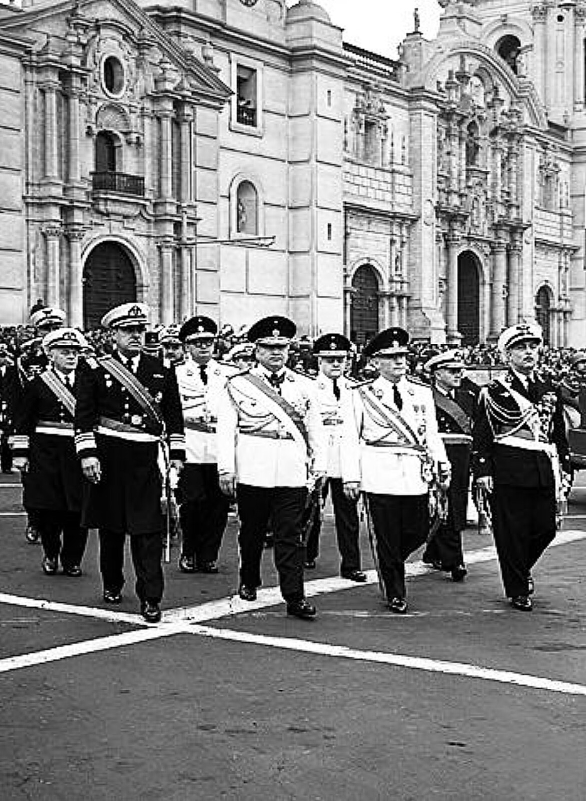 Marcha solemne de militares peruanos en blanco y negro