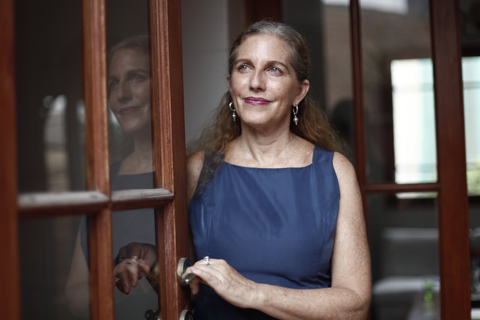 Mirada serena a través de la puerta de madera