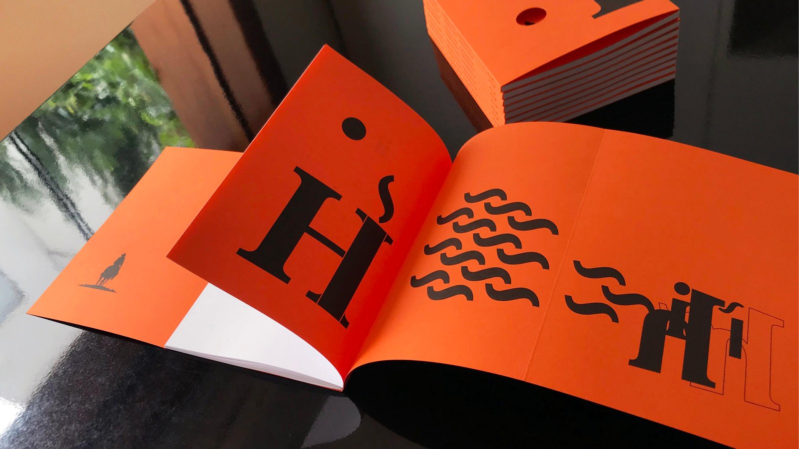 Naranja y negro: la tipografía en un libro