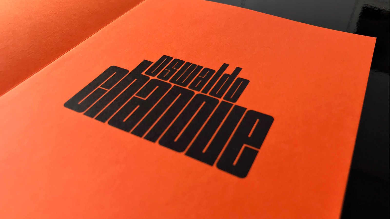 Naranja y negro: Oswaldo Guayasamín