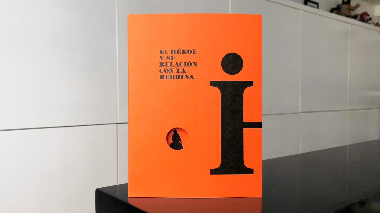 Portada naranja: el héroe y la heroína