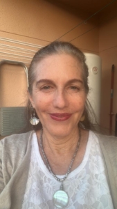 Retrato con collar de nácar y blusa de encaje