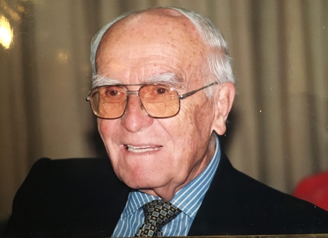 Retrato de un caballero con gafas y corbata