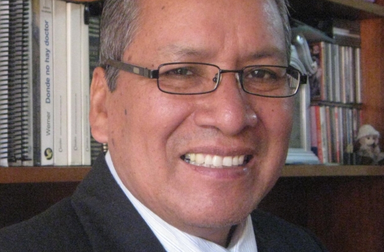 Retrato de Néstor Taipe con corbata azul