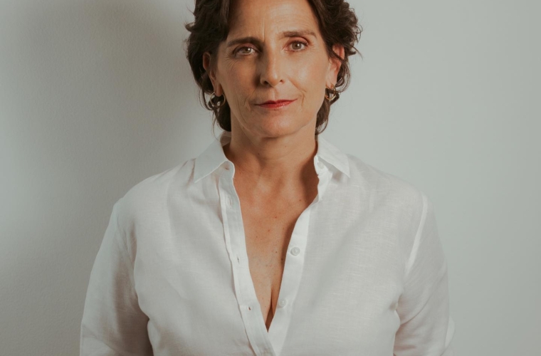 Retrato de Norma Martínez con camisa blanca