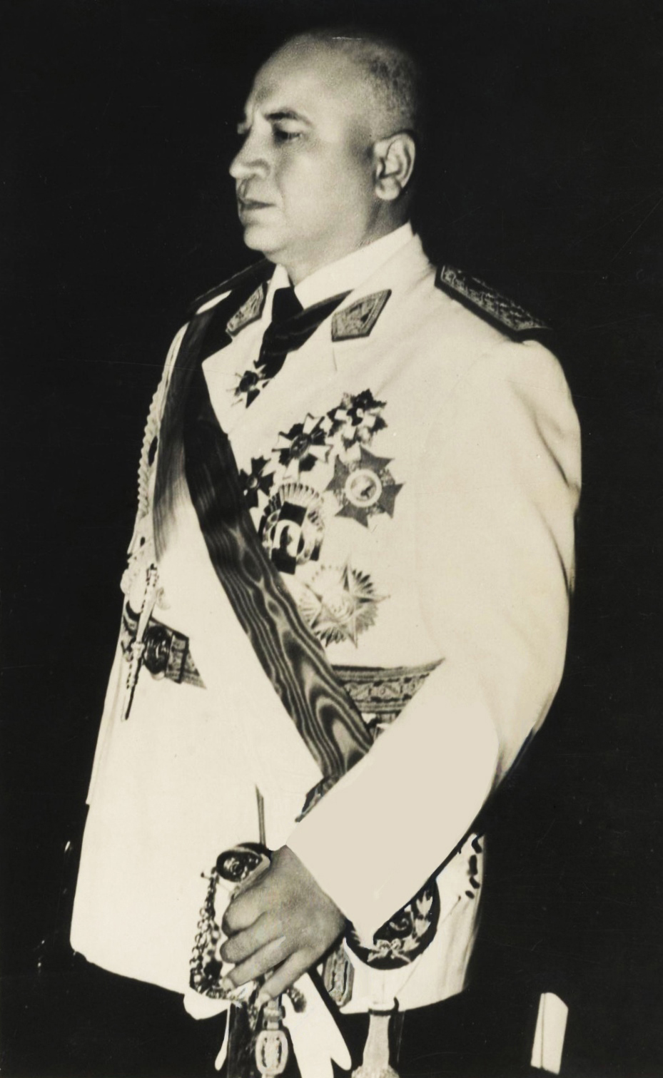 Ricardo Pérez Godoy: retrato en uniforme militar