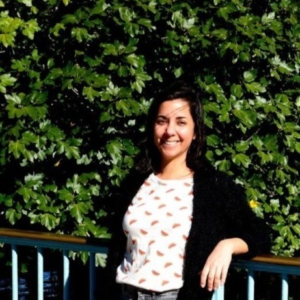 Sonrisa brillante junto a la naturaleza exuberante