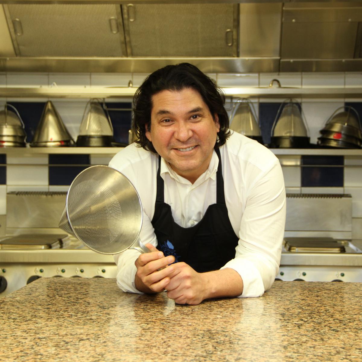 Sonrisa culinaria: Gastón Acurio y su colador