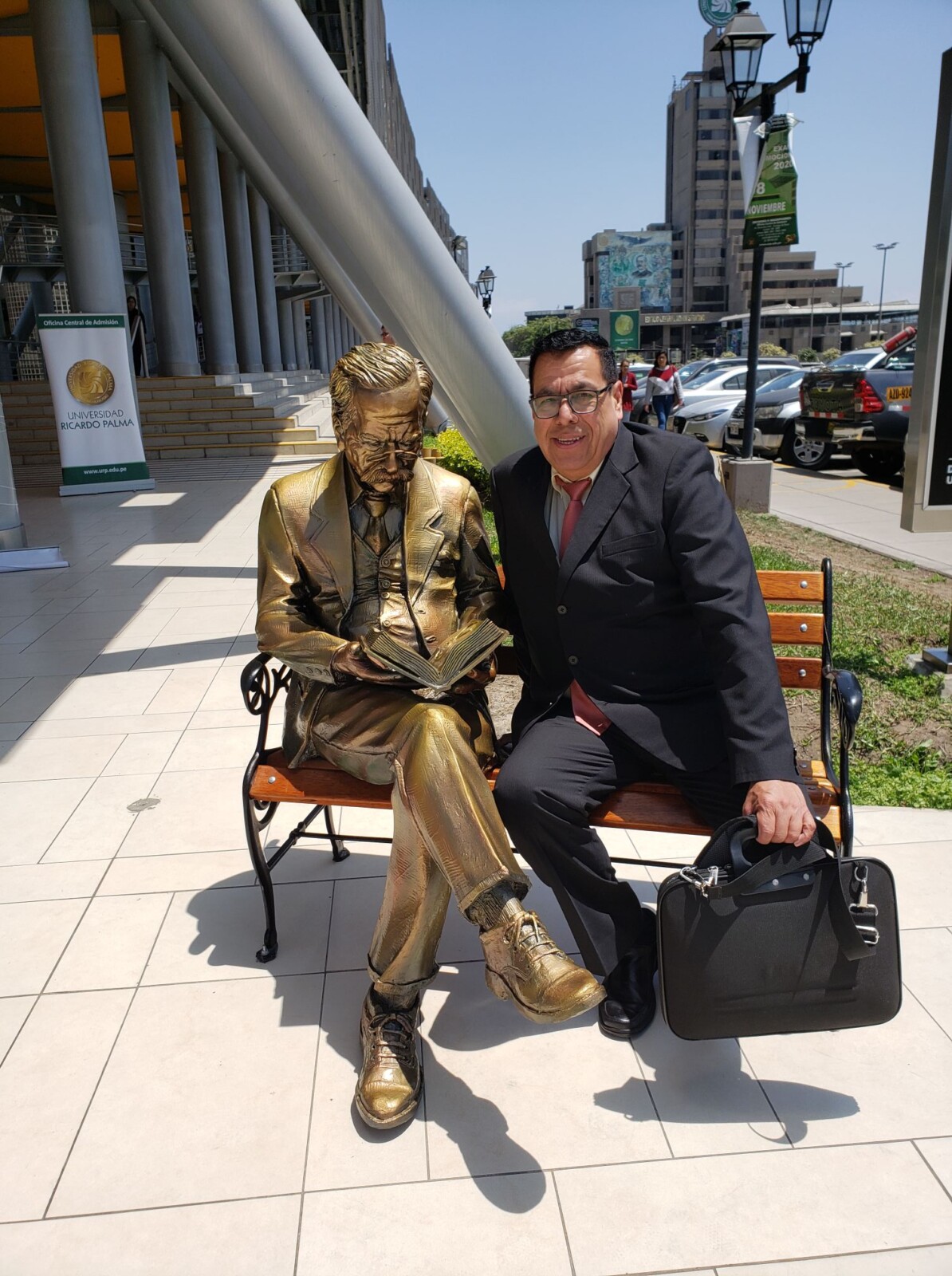 Un visitante junto a la estatua de Ricardo Palma