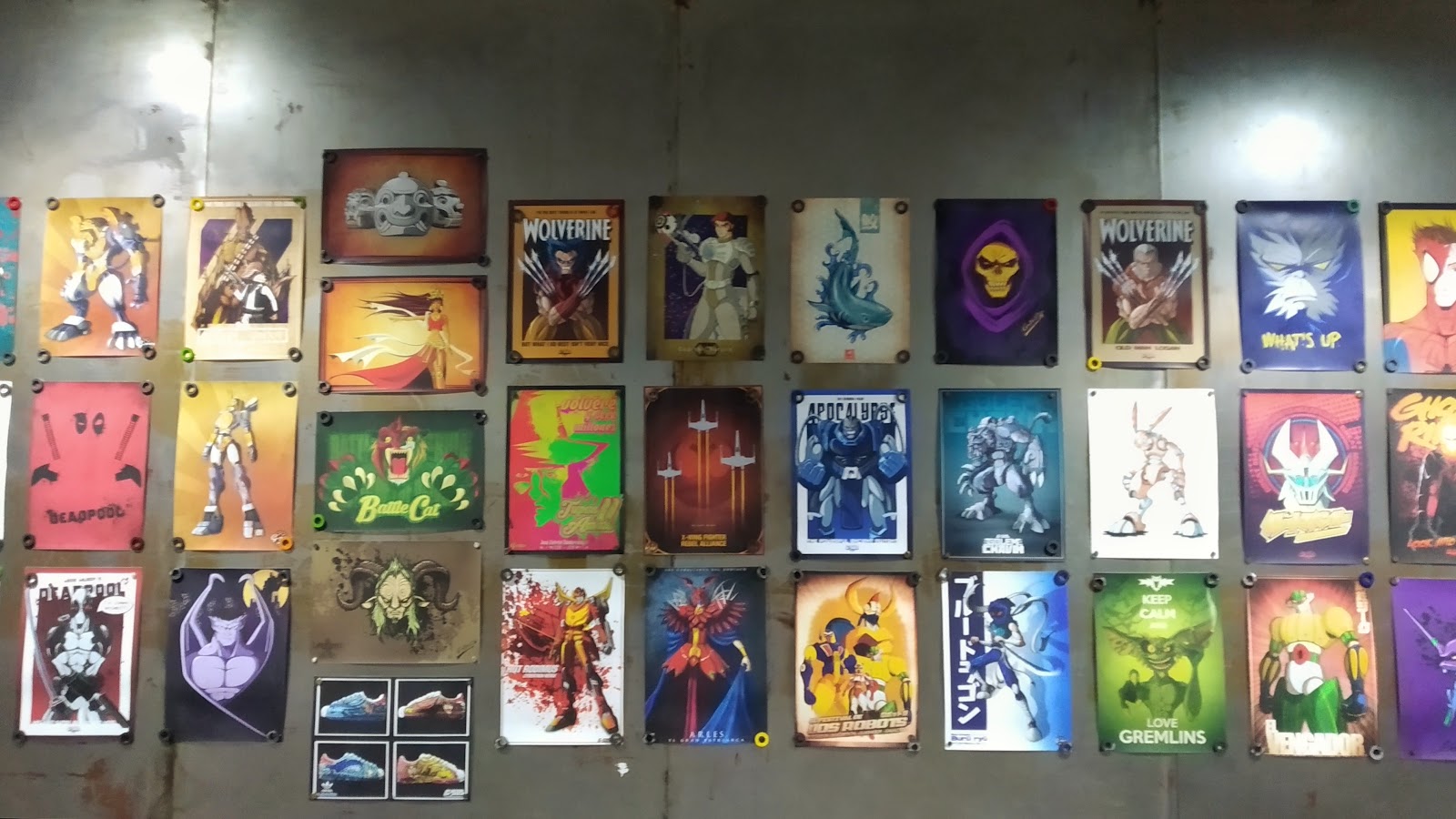 Variedad de afiches con personajes de ficción en exhibición