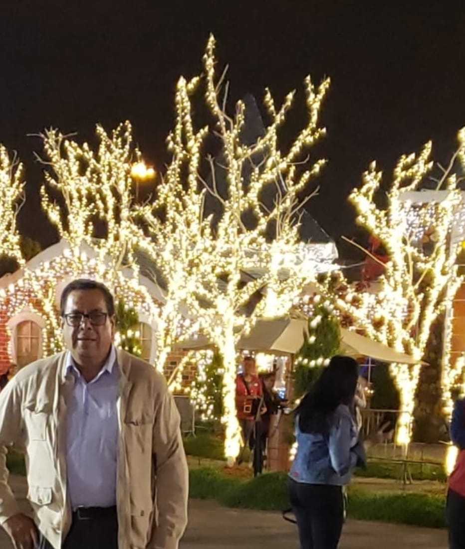 Visitante nocturno entre luces festivas