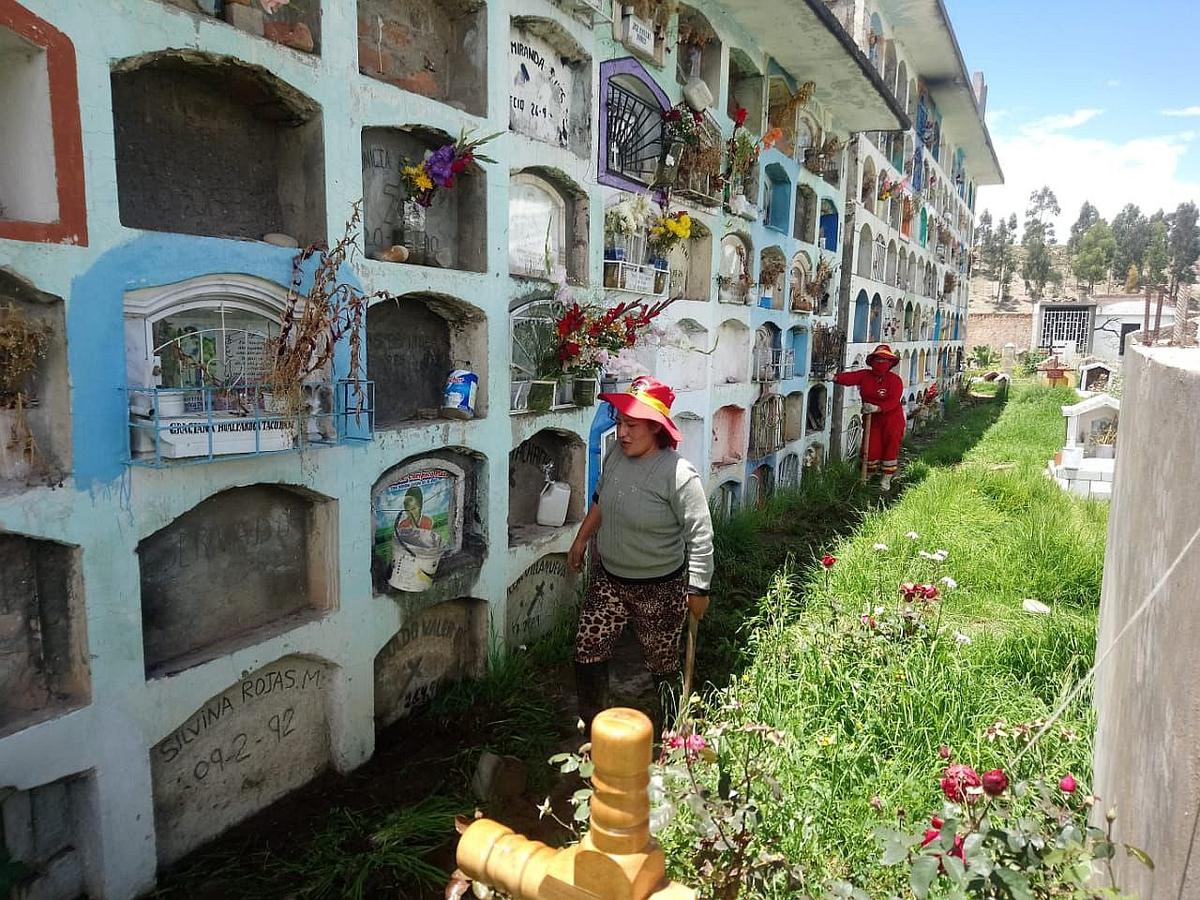 Visitantes entre tumbas en el Cementerio General de Pilcomayo