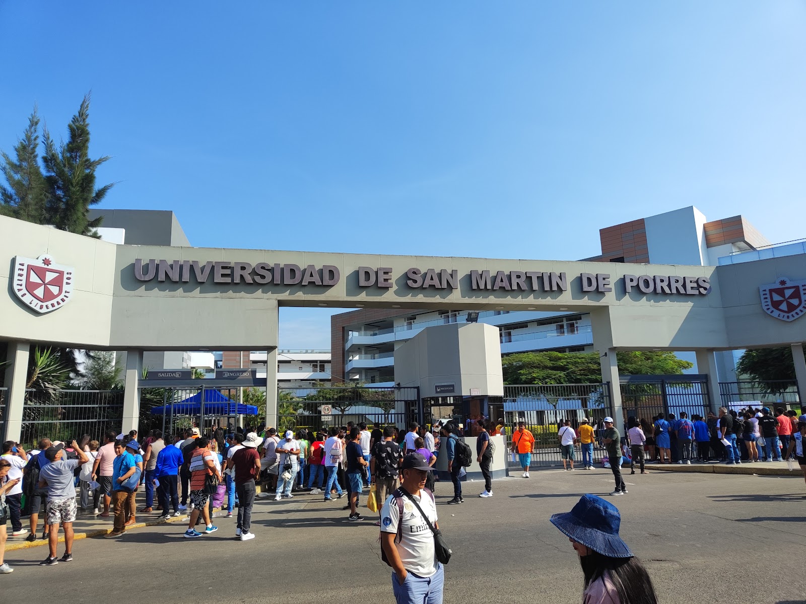 Visitantes ingresan a la Universidad San Martín de Porres