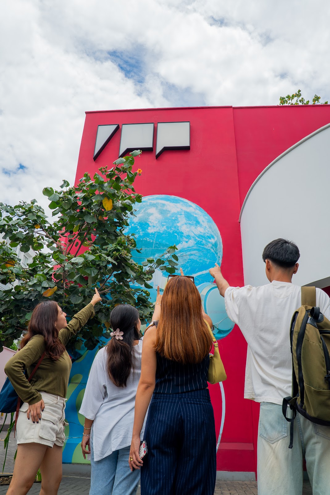 Visitantes señalan el logo del Instituto Peruano de…