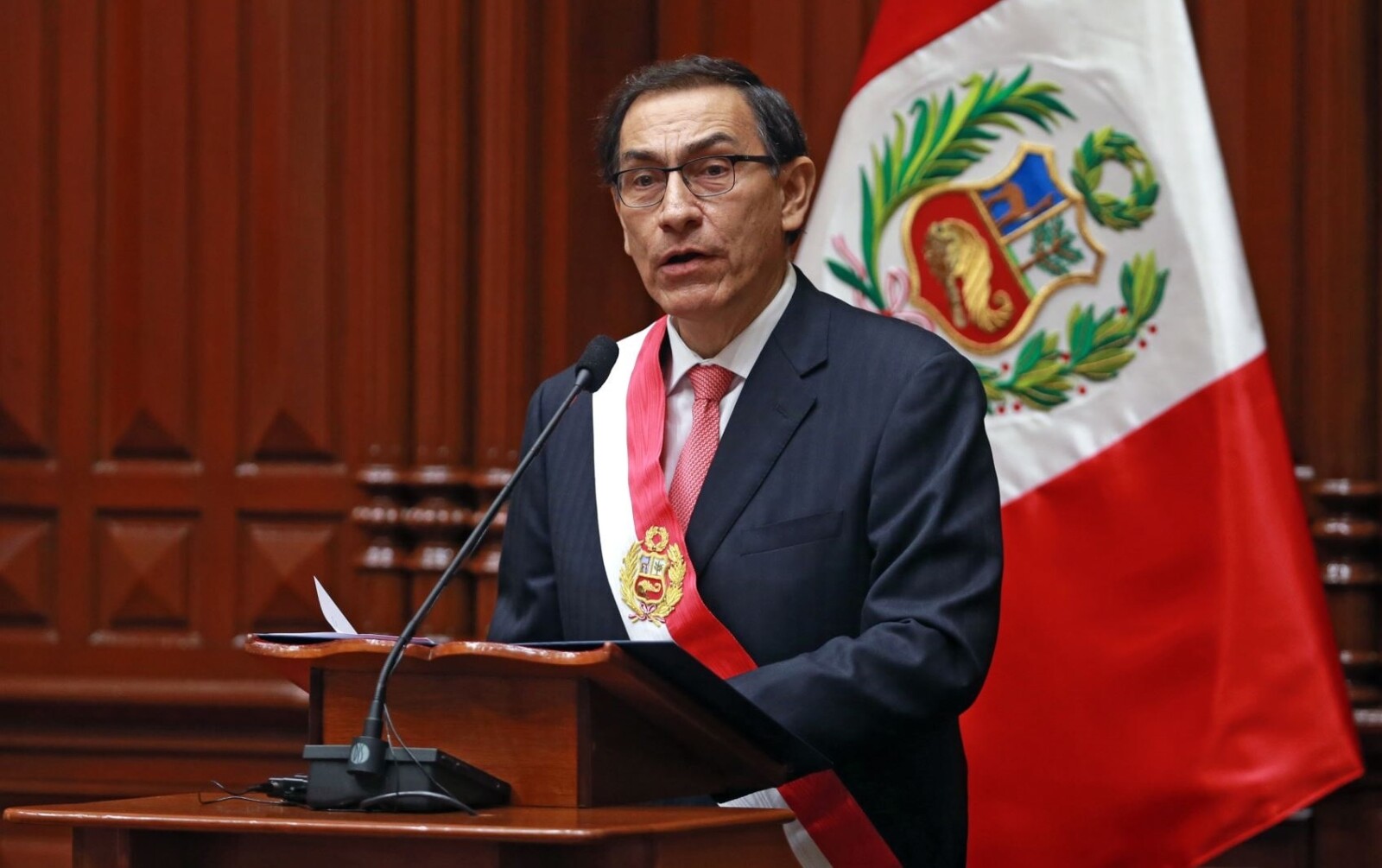 Vizcarra: Discurso presidencial y símbolos patrios peruanos