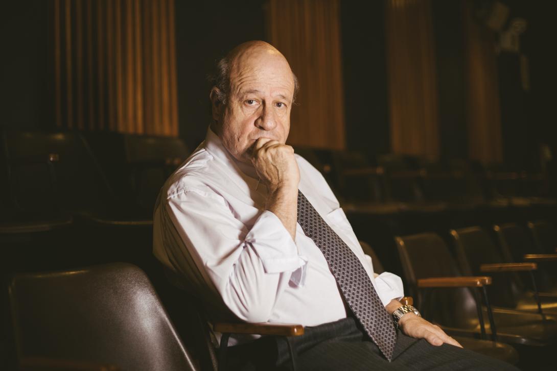 Alfonso Santistevan: Reflexión en el teatro vacío