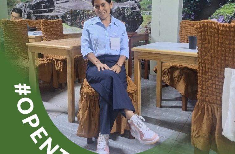 Antropóloga sonriente posa en un ambiente interior