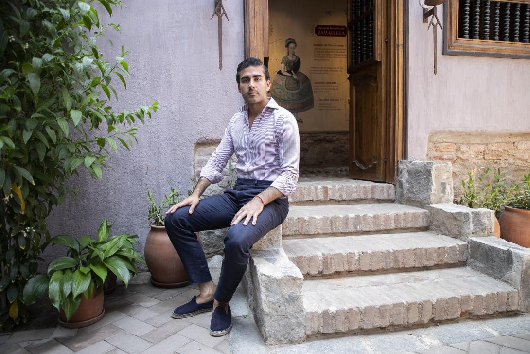 Arquitecto Bogdanovich descansa en escalones de acceso