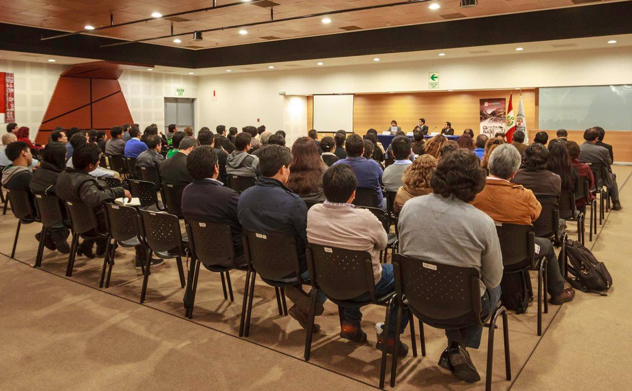 Asistentes atentos a una conferencia en un auditorio