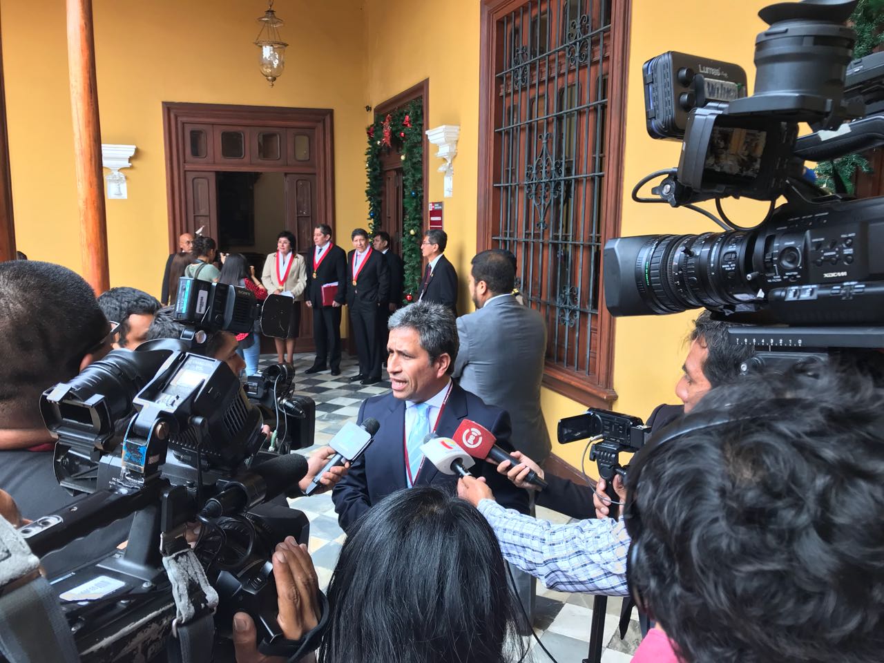 Carlos Rivera Paz ante la prensa