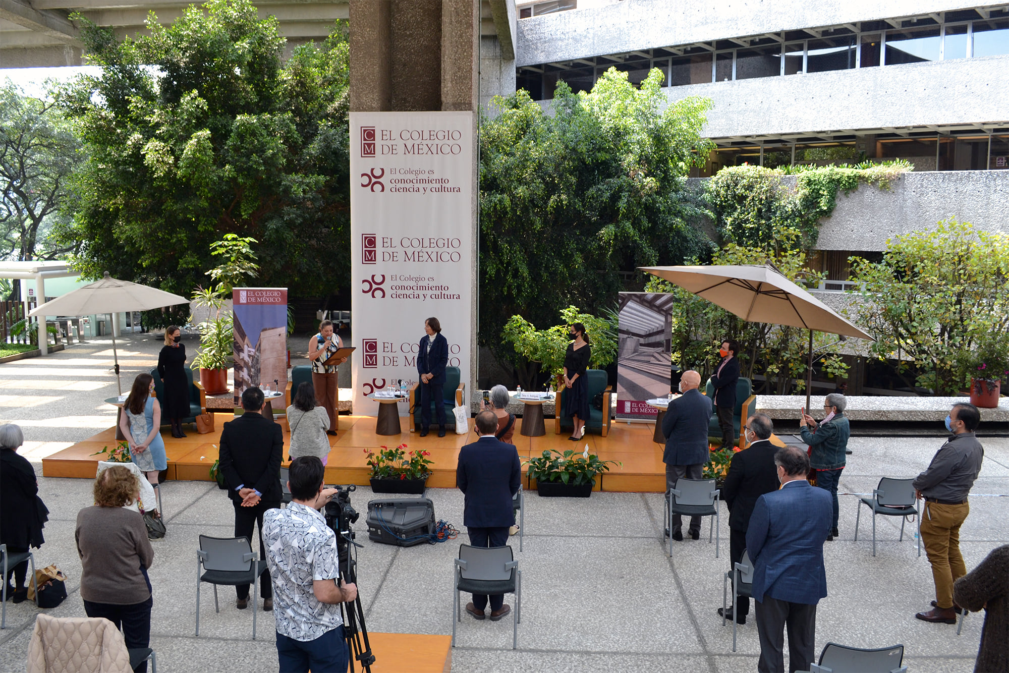 Ceremonia al aire libre en El Colegio de México