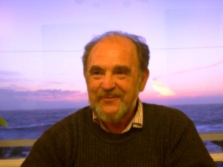 Diego Irarrázaval: retrato con fondo marino al atardecer