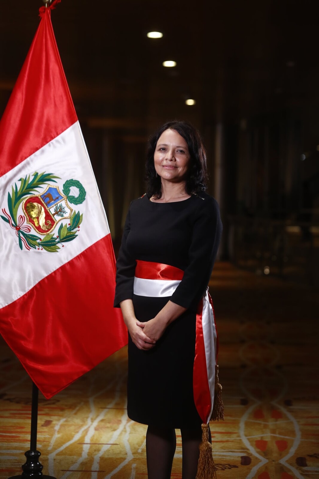 Durand Guevara junto al emblema patrio del Perú