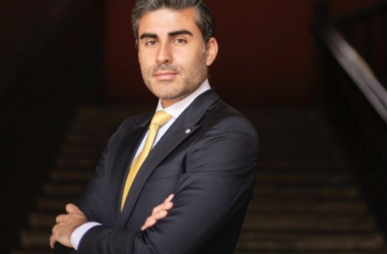 Elegancia y porte: un retrato contemporáneo