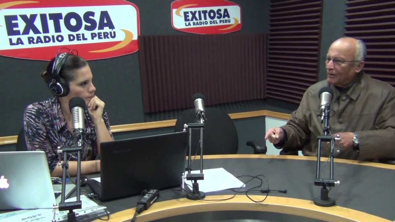 En cabina radial: Diálogo y micrófonos en acción