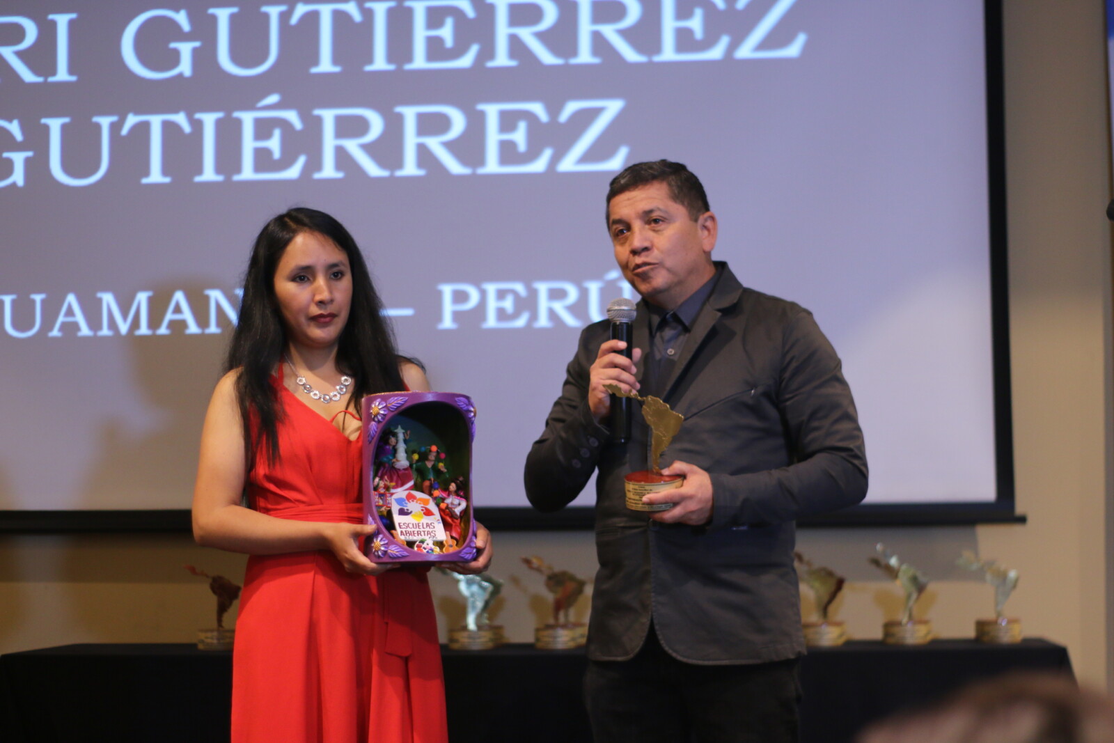Escenario con Gutiérrez, reconocimiento y artesanía peruana