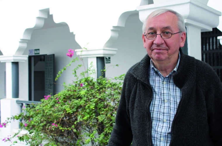 Jürgen Golte: retrato en exteriores con arquitectura blanca