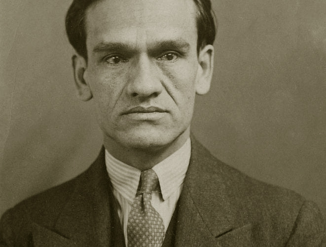 Retrato de César Vallejo con traje y corbata