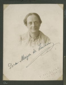 Retrato de Dora Mayer en blanco y negro