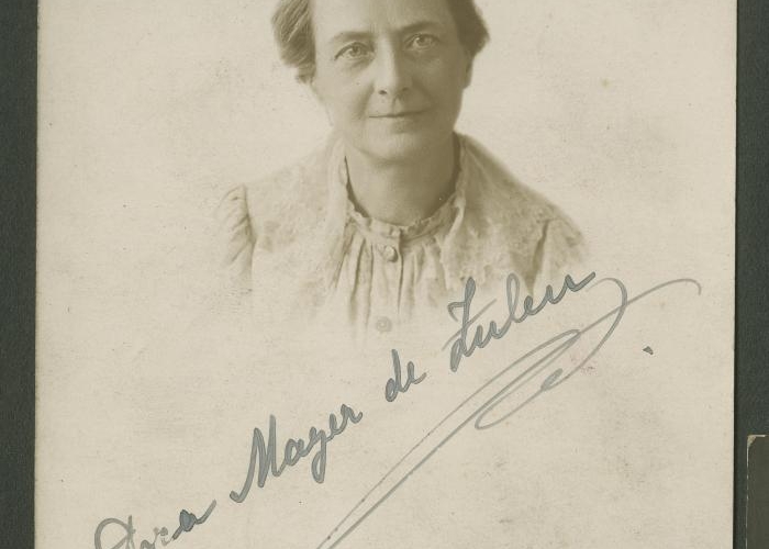 Retrato de Dora Mayer en blanco y negro