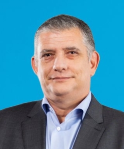 Retrato de Giancarlo Marcone Flores con camisa celeste