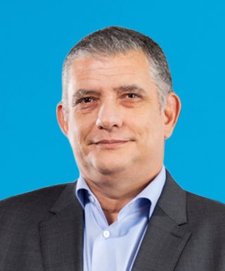 Retrato de Giancarlo Marcone Flores con camisa celeste