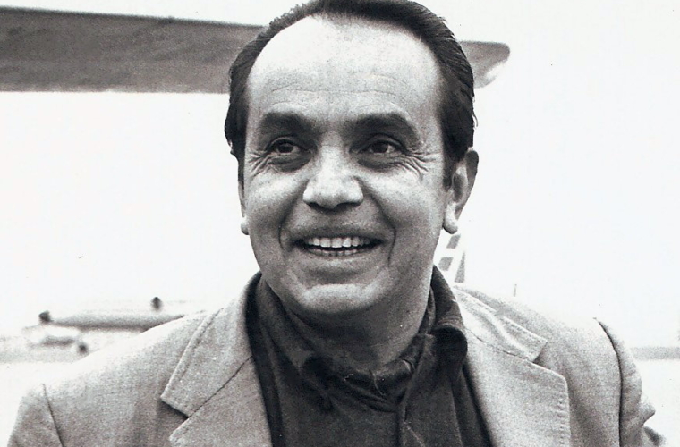 Retrato de Pablo Macera con una sonrisa genuina