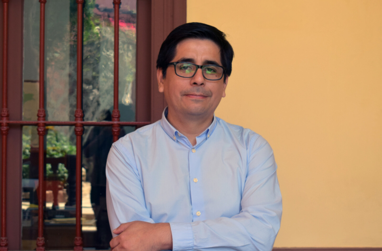 Retrato de un antropólogo con camisa celeste