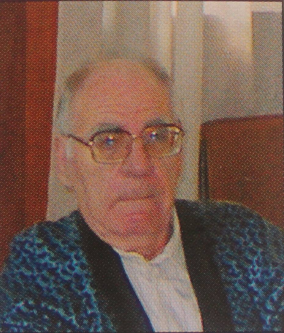 Retrato de un señor con gafas y camisa blanca