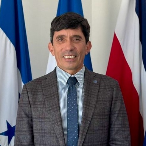 Retrato formal: Un hombre sonriente con corbata