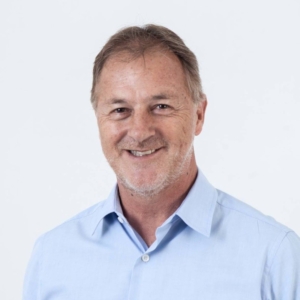 Retrato sonriente de Jorge Muñoz Wells, abogado